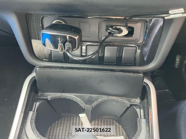 Mitsubishi OUTLANDER PHEV 2015-10 8101124-21