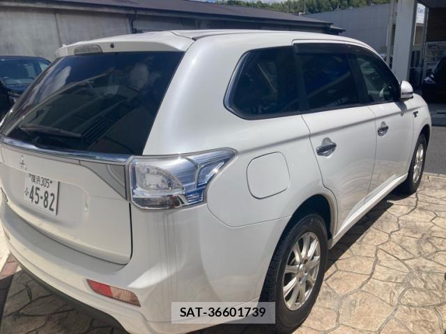 Mitsubishi OUTLANDER PHEV 2014-06 8101125-2