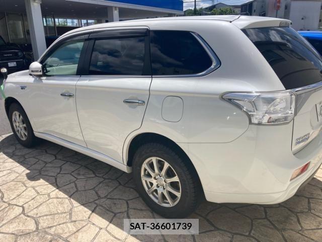 Mitsubishi OUTLANDER PHEV 2014-06 8101125-3