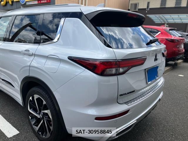 Mitsubishi OUTLANDER PHEV 2022-01 8101117-9