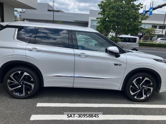 Mitsubishi OUTLANDER PHEV 2022-01 8101117-7