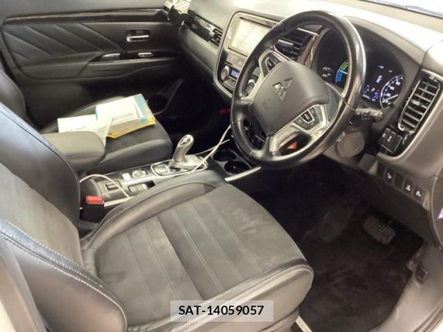 Mitsubishi OUTLANDER PHEV 2018-06 8158986-8