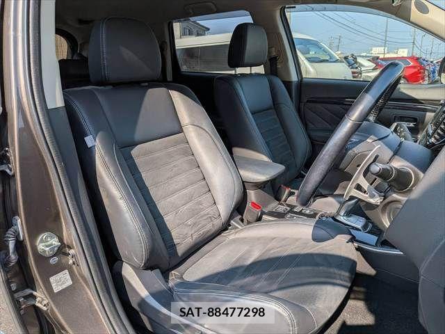 Mitsubishi OUTLANDER PHEV 2017-10 8158985-6