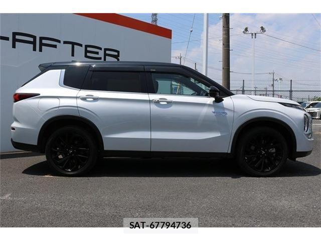 Mitsubishi OUTLANDER PHEV 2023-06 8209460-8