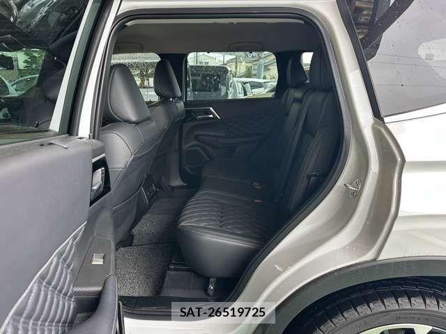 Mitsubishi OUTLANDER PHEV 2023-05 8209456-5