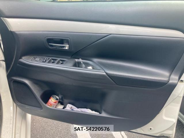 Mitsubishi OUTLANDER PHEV 2013-12 8246294-11