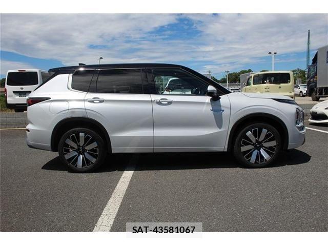 Mitsubishi OUTLANDER PHEV 2024-10 8246284-10