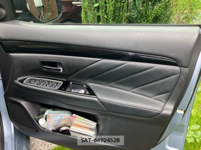 Mitsubishi OUTLANDER PHEV 2016-01 8316308-9