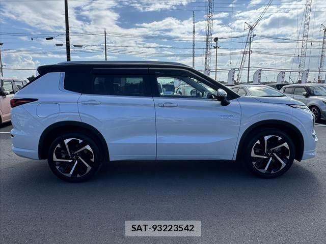 Mitsubishi OUTLANDER PHEV 2022-05 8355302-11