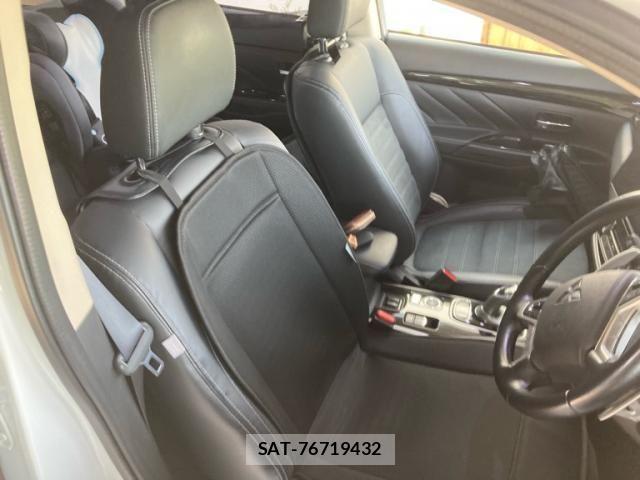 Mitsubishi OUTLANDER PHEV 2017-02 8368043-13