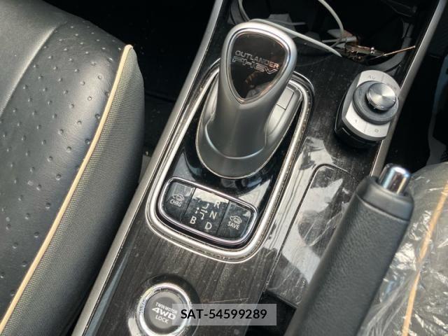 Mitsubishi OUTLANDER PHEV 2015-10 8368042-23