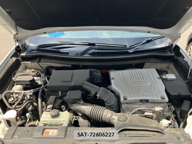Mitsubishi OUTLANDER PHEV 2015-09 8414266-13