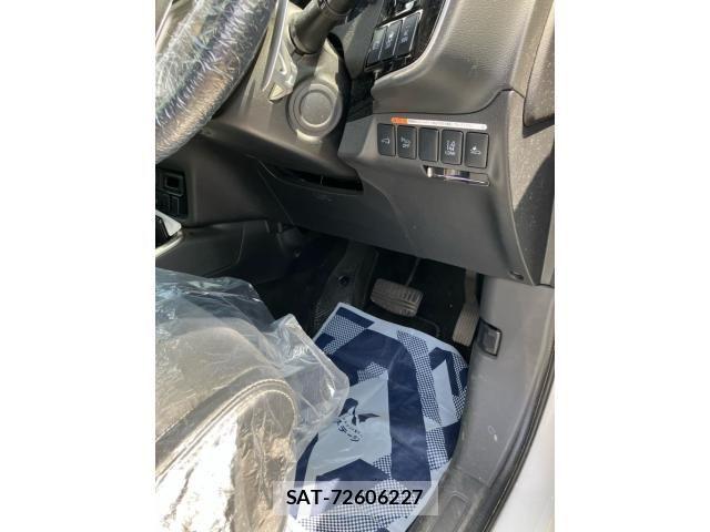 Mitsubishi OUTLANDER PHEV 2015-09 8414266-18