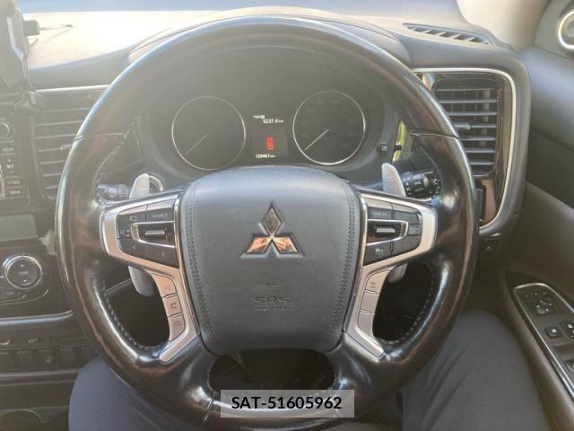 Mitsubishi OUTLANDER PHEV 2016-02 8414264-17