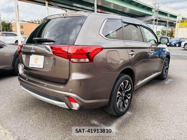 Mitsubishi OUTLANDER PHEV 2017-12 8660928-18
