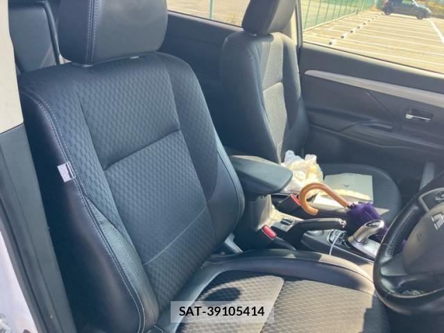 Mitsubishi OUTLANDER PHEV 2014-10 8745110-6
