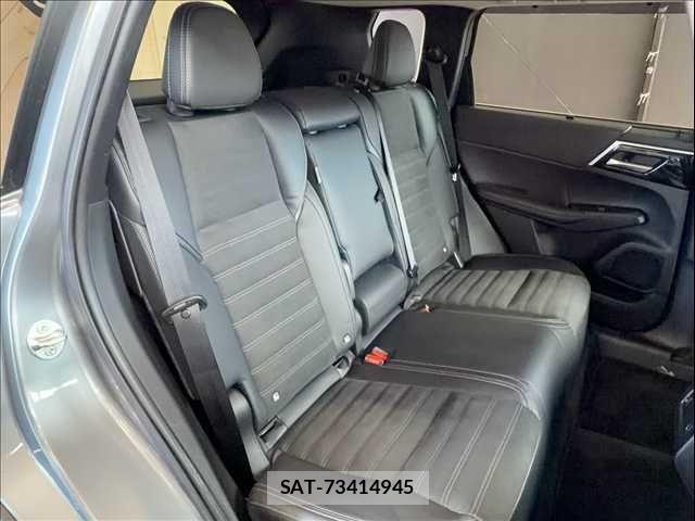 Mitsubishi OUTLANDER PHEV 2023-11 8745099-11