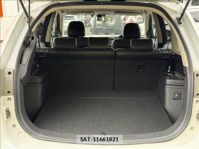 Mitsubishi OUTLANDER PHEV 2015-03 8831012-10