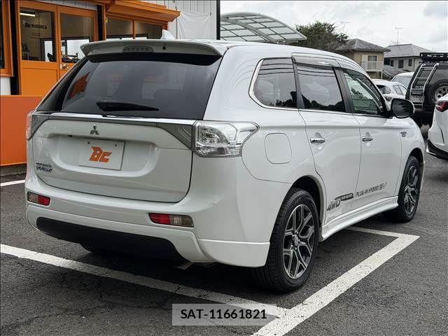 Mitsubishi OUTLANDER PHEV 2015-03 8831012-23