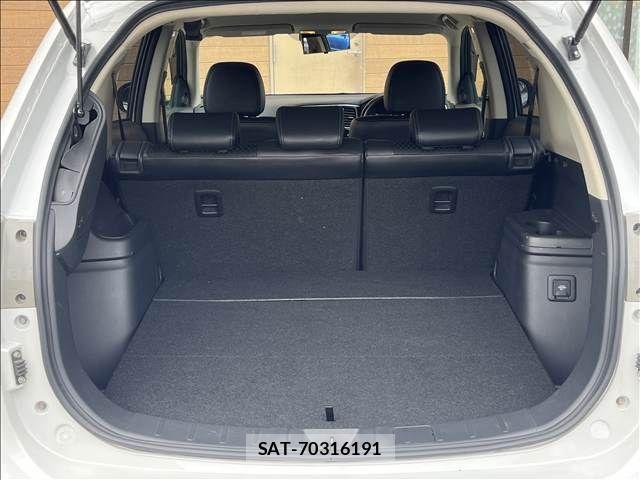 Mitsubishi OUTLANDER PHEV 2013-12 8850318-15