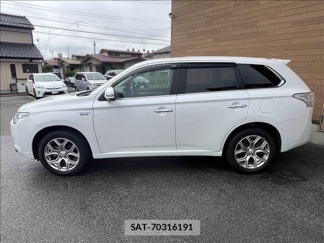 Mitsubishi OUTLANDER PHEV 2013-12 8850318-1