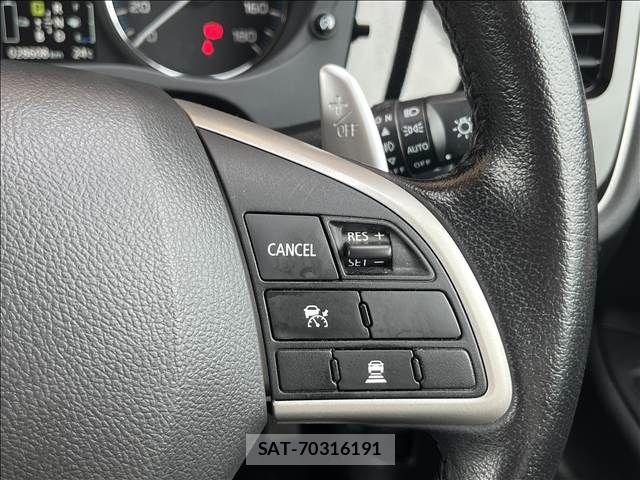 Mitsubishi OUTLANDER PHEV 2013-12 8850318-27