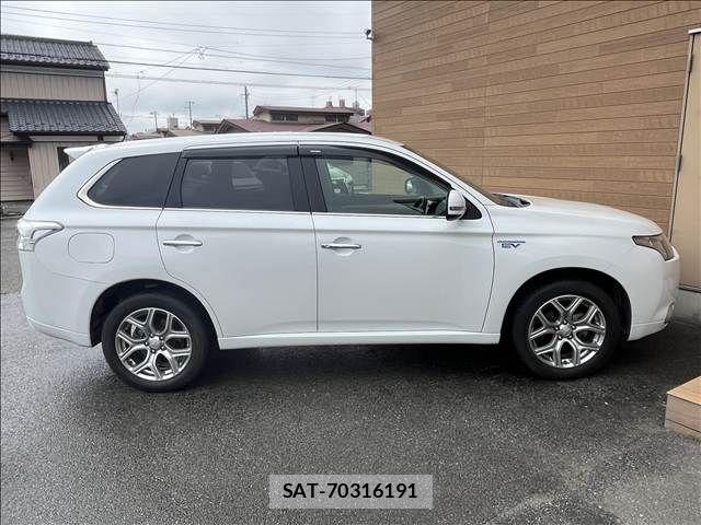 Mitsubishi OUTLANDER PHEV 2013-12 8850318-4