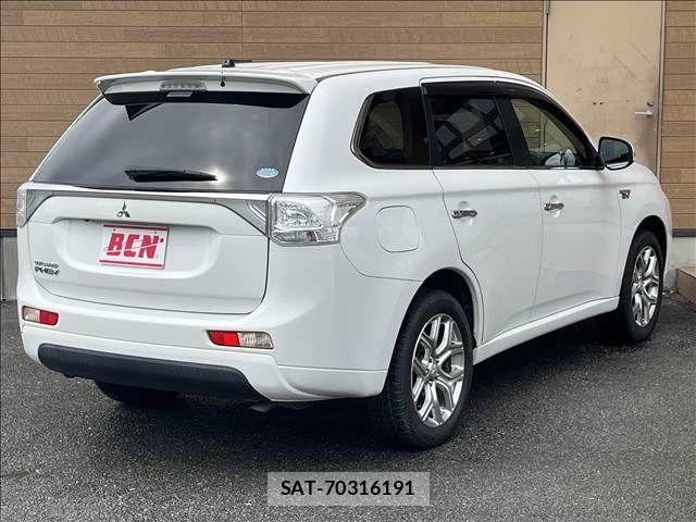 Mitsubishi OUTLANDER PHEV 2013-12 8850318-5