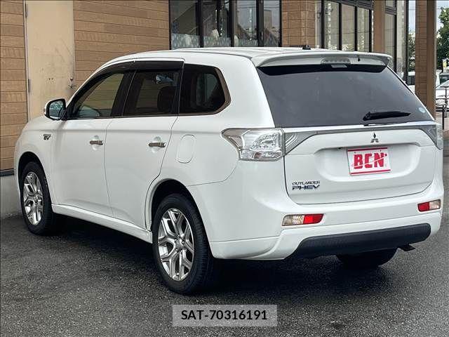 Mitsubishi OUTLANDER PHEV 2013-12 8850318-7