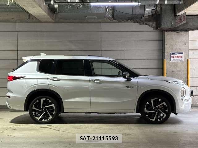 Mitsubishi OUTLANDER PHEV 2022-09 8881475-7