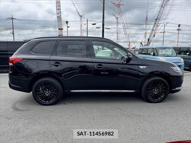 Mitsubishi OUTLANDER PHEV 2021-11 8881482-11