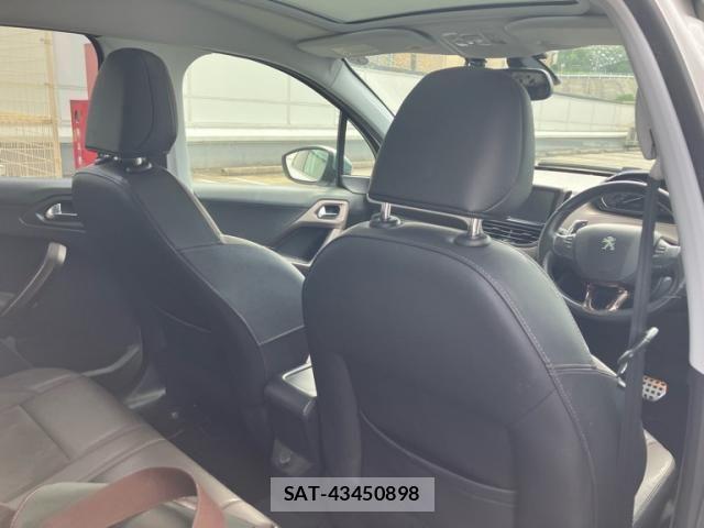 Peugeot 2008 2015-02 8231276-12