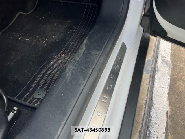 Peugeot 2008 2015-02 8231276-16