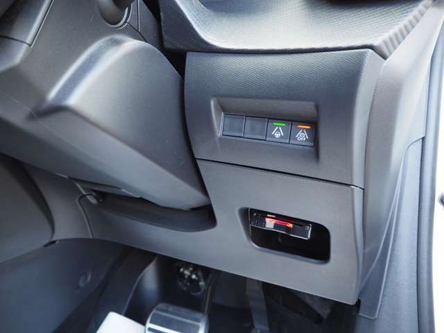 Peugeot 208 2021-12 1548388-6