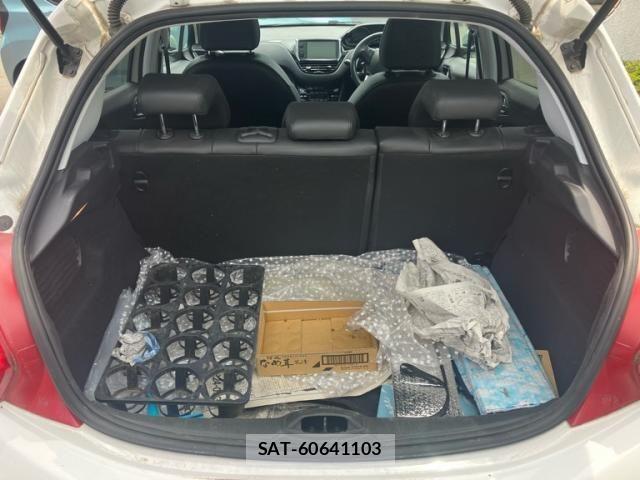 Peugeot 208 2015-07 8146411-27