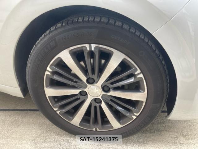 Peugeot 208 2017-06 8146410-5