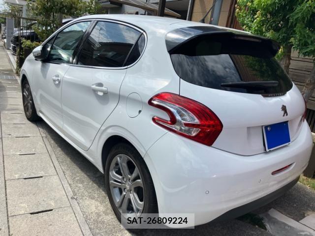 Peugeot 208 2015-07 8231279-2