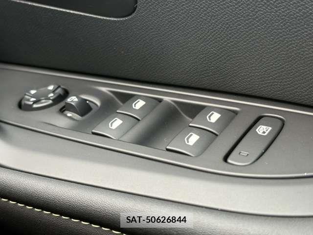 Peugeot 208 2022-04 8316352-17