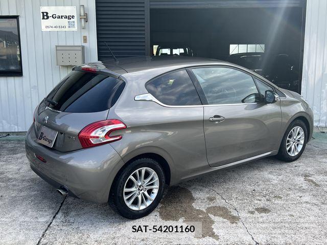 Peugeot 208 2013-01 8628347-1