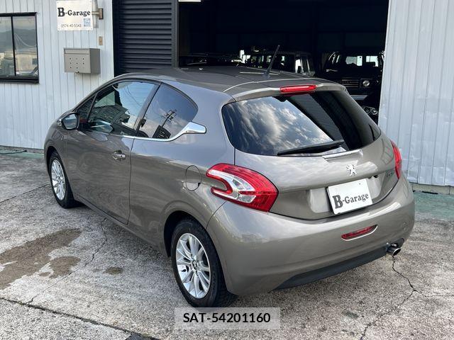 Peugeot 208 2013-01 8628347-3