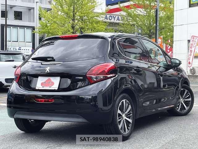 Peugeot 208 2017-03 8686270-2