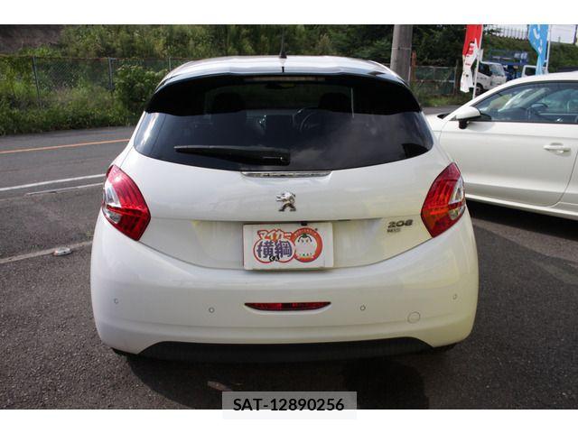 Peugeot 208 2015-08 8745160-15