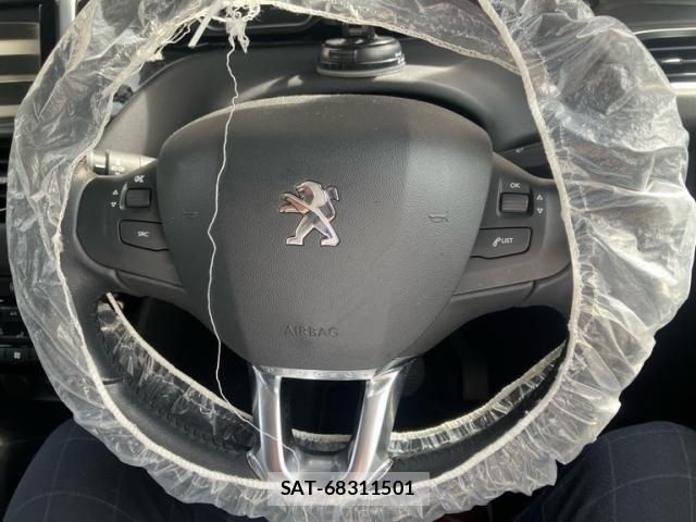 Peugeot 208 2012-11 8831048-12