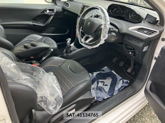 Peugeot 208 2015-03 8871810-12