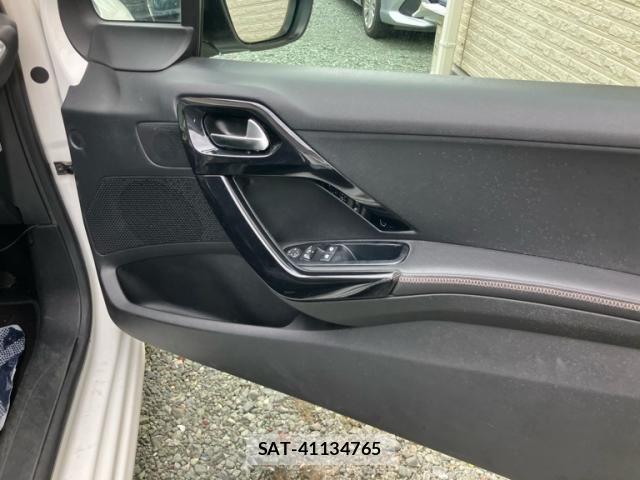 Peugeot 208 2015-03 8871810-13