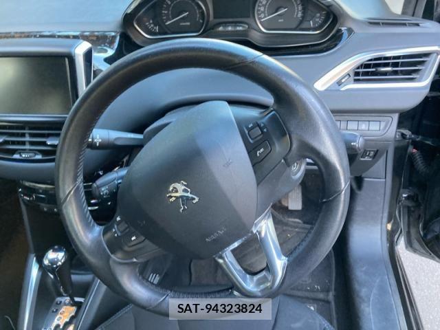 Peugeot 208 2013-03 8881522-17