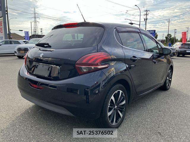 Peugeot 208 2019-06 8881520-2