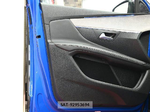 Peugeot 3008 2021-05 8246322-23
