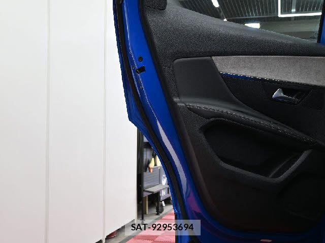Peugeot 3008 2021-05 8246322-24