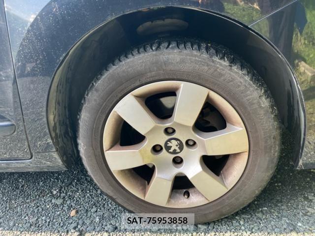Peugeot 5008 2015-09 8075110-2